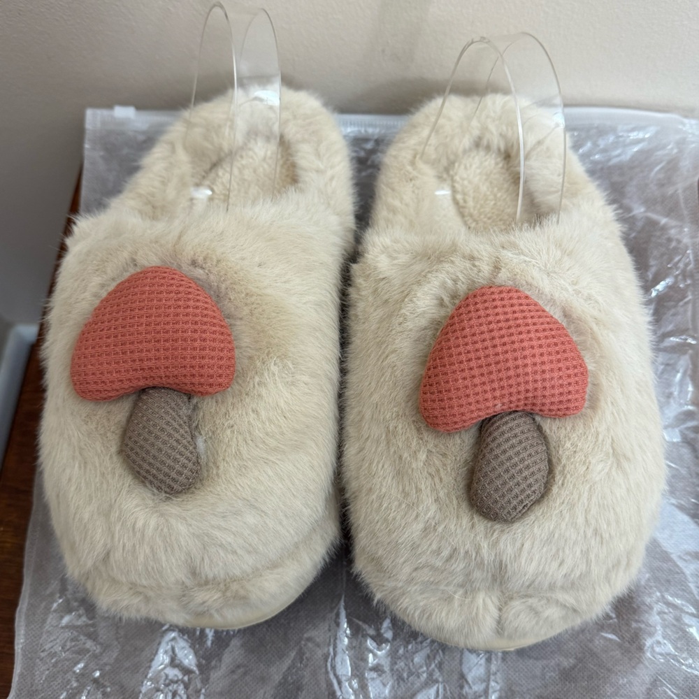 NEW Mushroom puffy appliqué fuzzy plush cream tan faux fur slippers size 7/8 - Picture 8 of 10